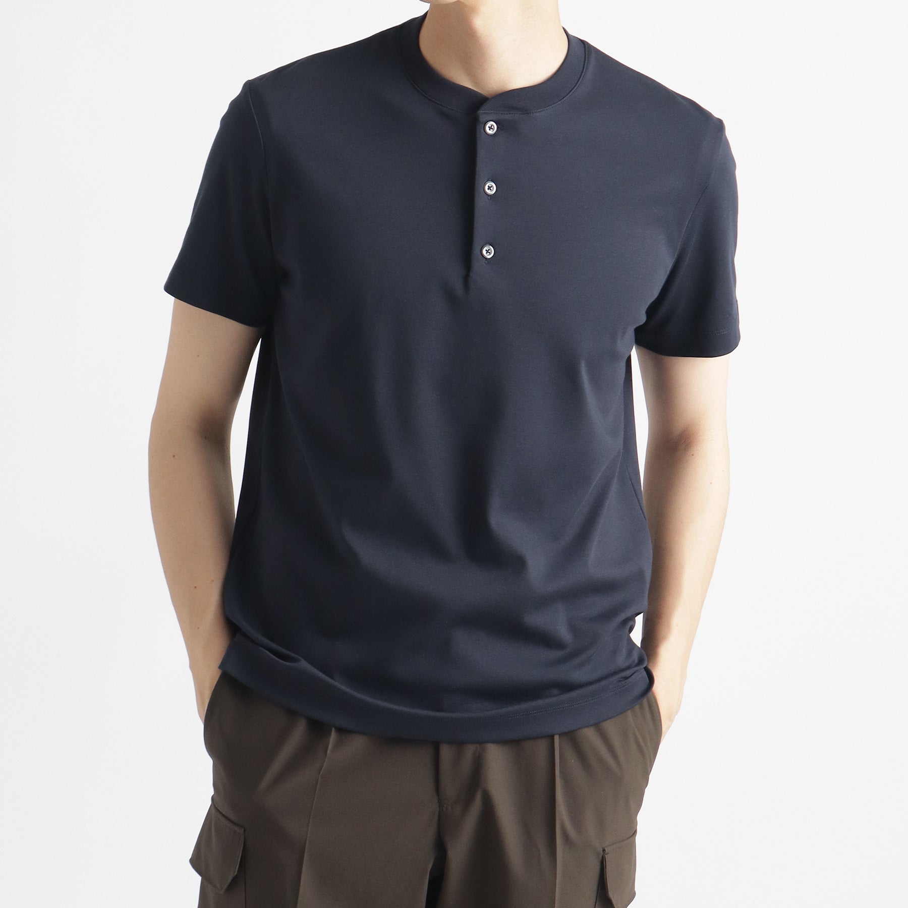 スビンプラチナムスムースヘンリーネックTシャツネイビーのメンズ着用画像2