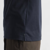スビンプラチナムスムースヘンリーネックTシャツネイビーの裾を写したメンズ着用画像