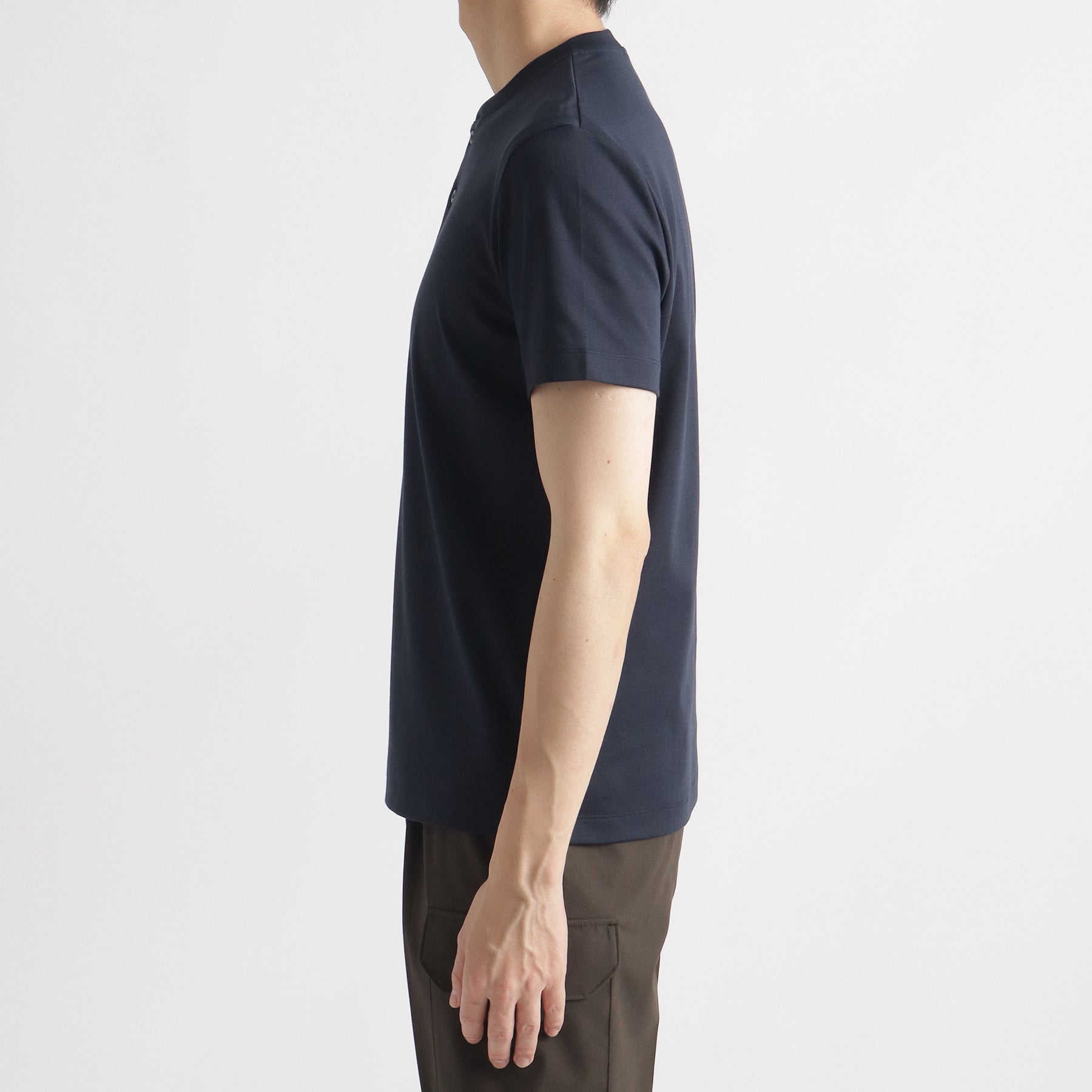 スビンプラチナムスムースヘンリーネックTシャツネイビーの側面を写したメンズ着用画像