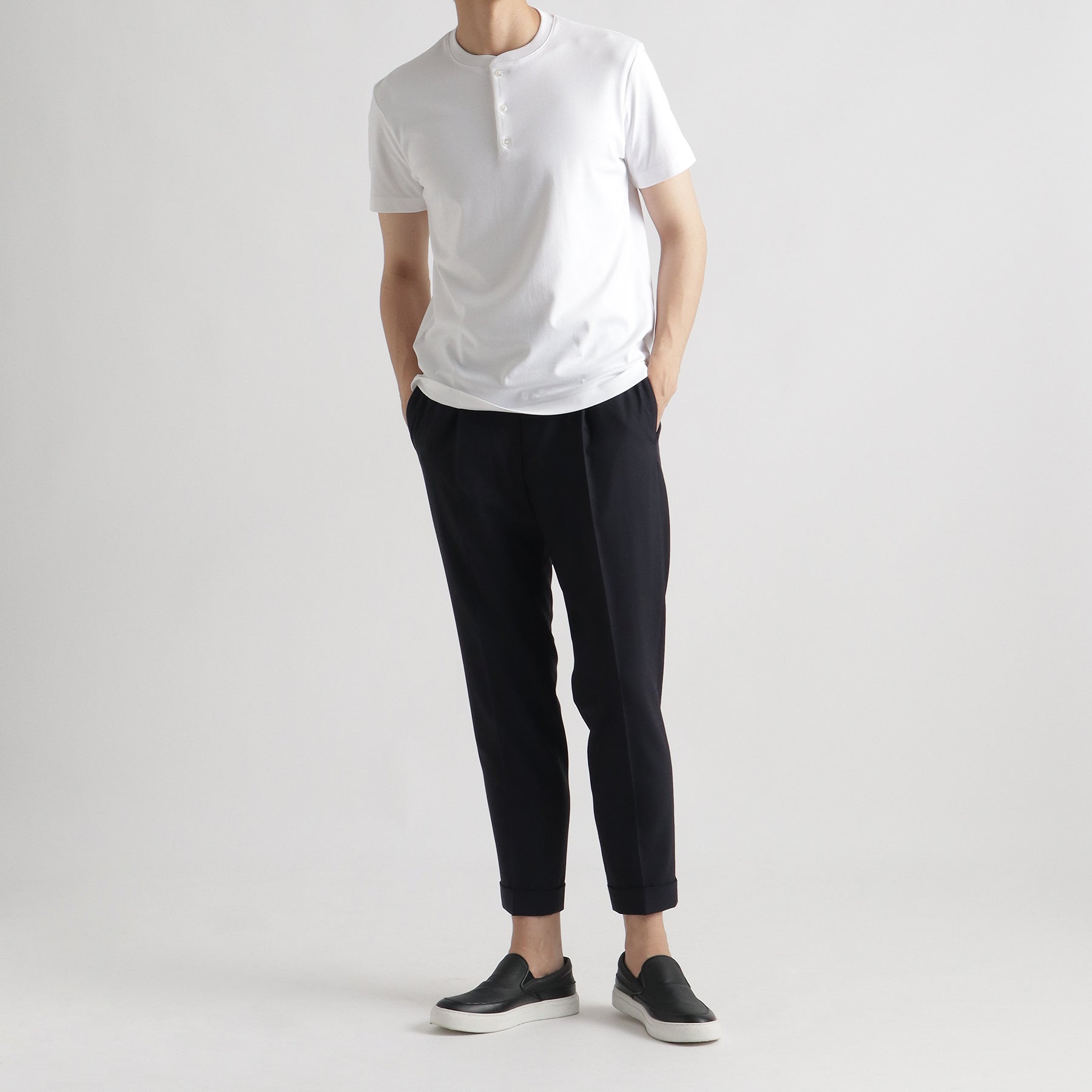 スビンプラチナムスムースヘンリーネックTシャツホワイトとパンツのメンズ着用画像1