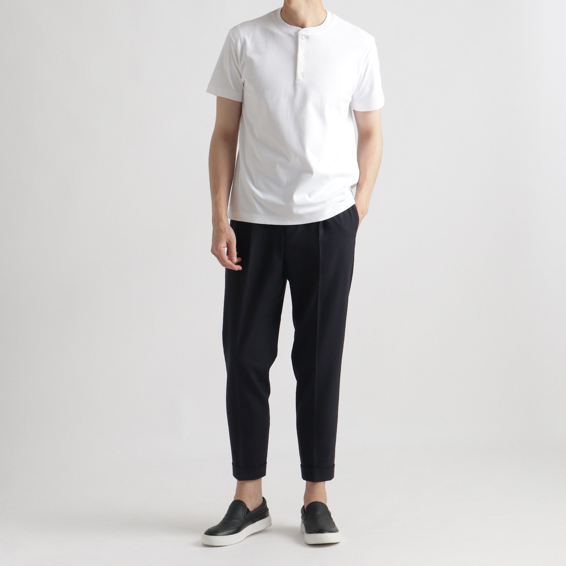 スビンプラチナムスムースヘンリーネックTシャツホワイトとパンツのメンズ着用画像2