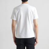 スビンプラチナムスムースヘンリーネックTシャツホワイトの背面を写したメンズ着用画像