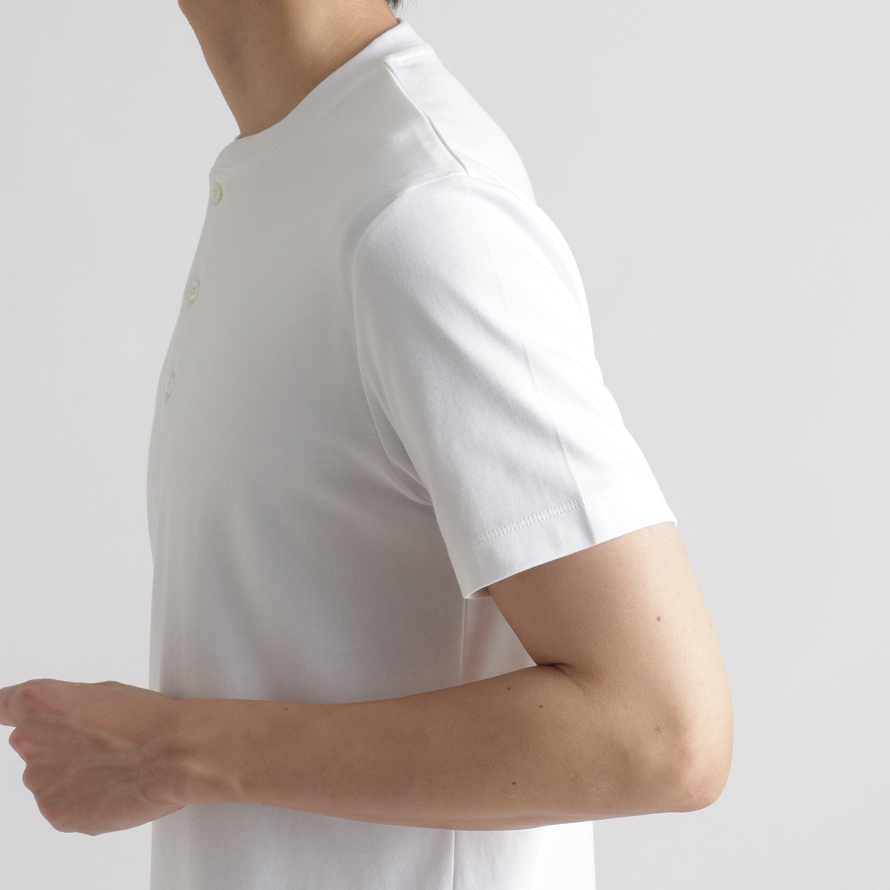 スビンプラチナムスムースヘンリーネックTシャツホワイトの袖を写したメンズ着用画像