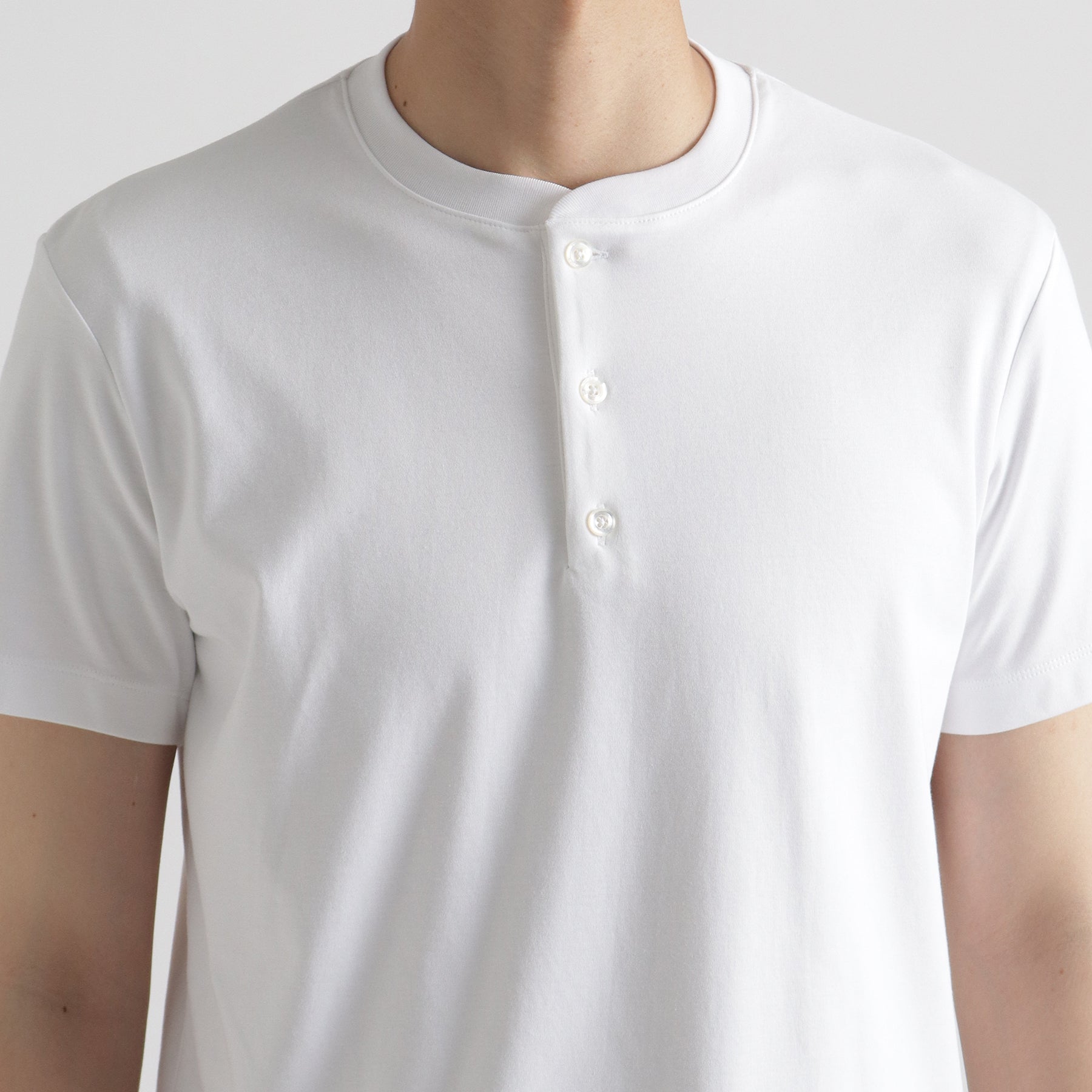 スビンプラチナムスムースヘンリーネックTシャツホワイトの首まわりを写したメンズ着用画像