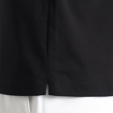 スビンプラチナムスムーステーラードTシャツブラックの裾を写したメンズ着用画像