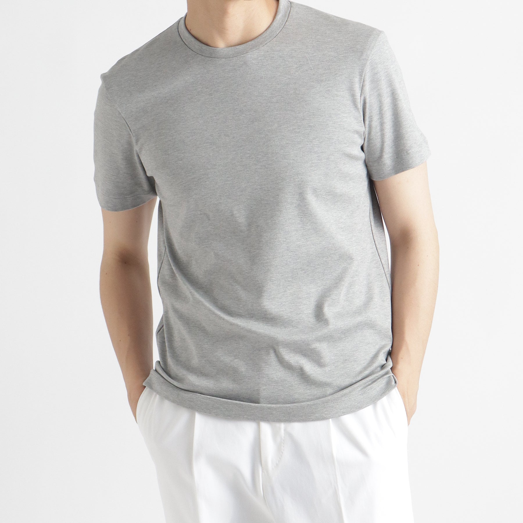 スビンプラチナムスムーステーラードTシャツグレーのメンズ着用画像2