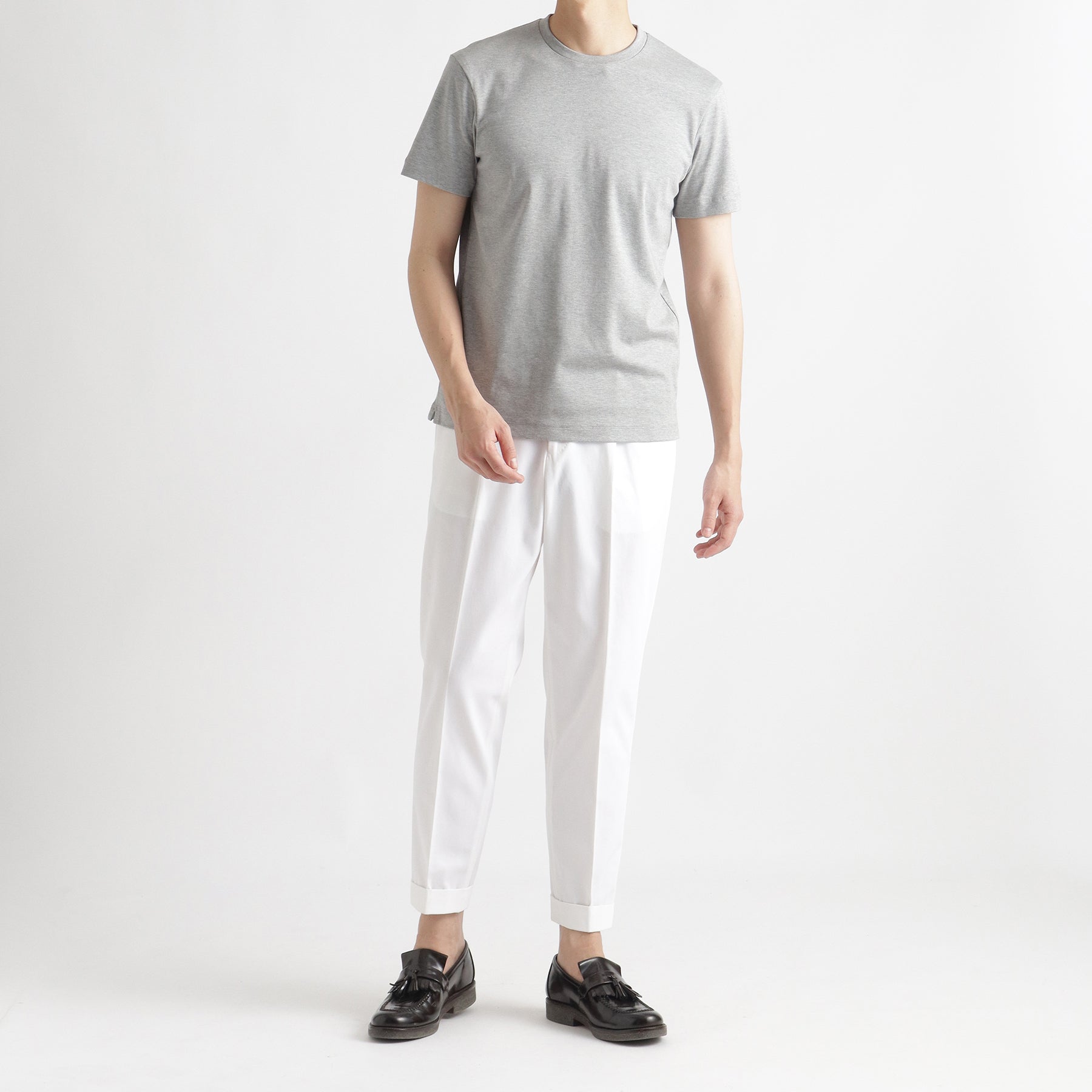 スビンプラチナムスムーステーラードTシャツグレーとパンツのメンズ着用画像1