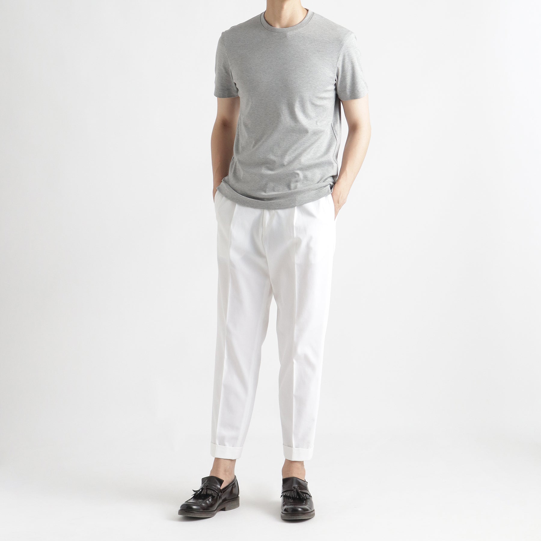 スビンプラチナムスムーステーラードTシャツグレーとパンツのメンズ着用画像2