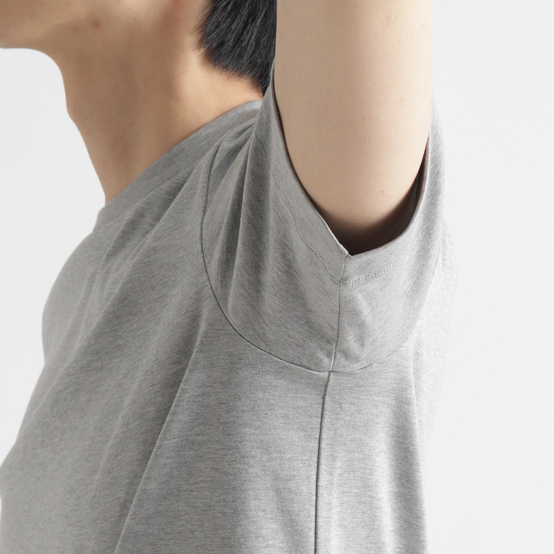 スビンプラチナムスムーステーラードTシャツグレーのアームホールを写したメンズ着用画像
