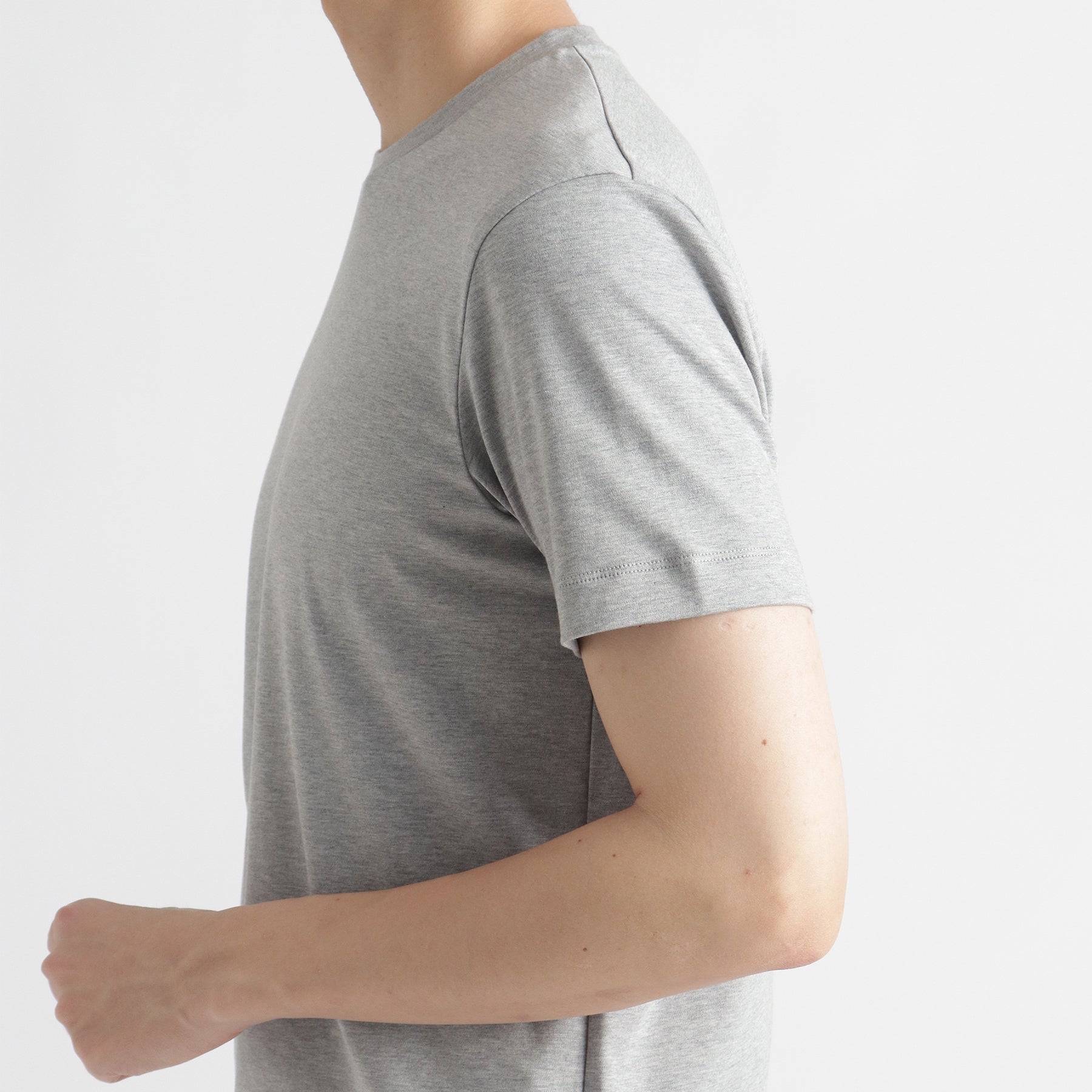 スビンプラチナムスムーステーラードTシャツグレーの袖を写したメンズ着用画像