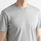 スビンプラチナムスムーステーラードTシャツグレーの首まわりを写したメンズ着用画像