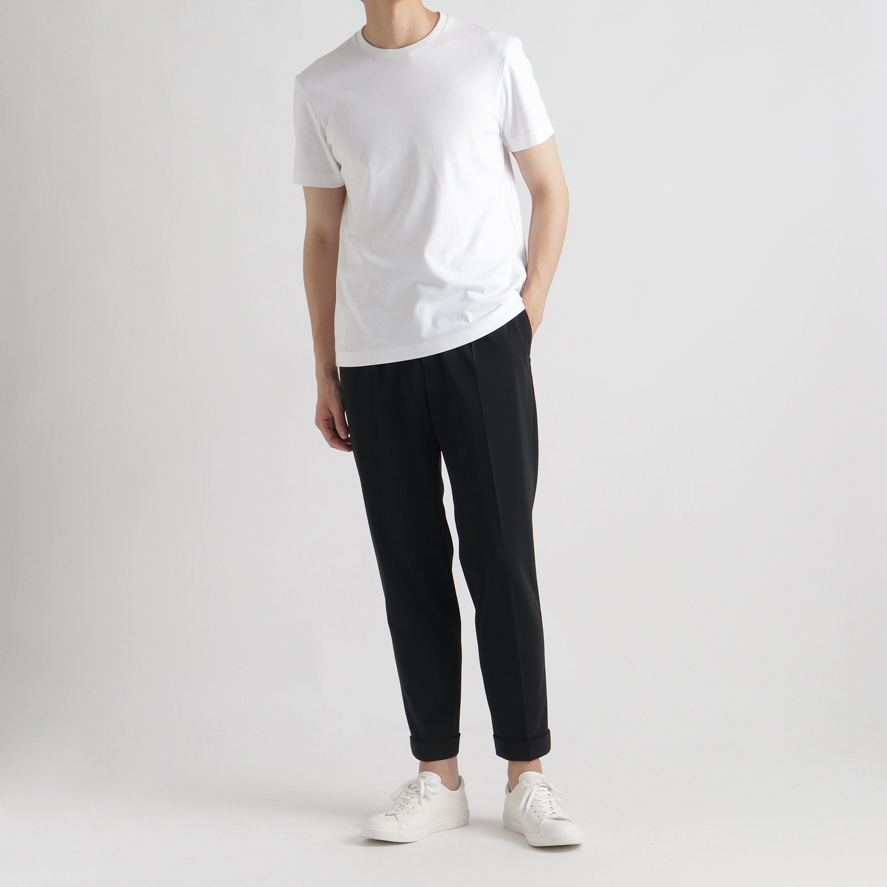 スビンプラチナムスムーステーラードTシャツホワイトとパンツのメンズ着用画像2