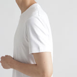 スビンプラチナムスムーステーラードTシャツホワイトの袖を写したメンズ着用画像