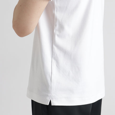 スビンプラチナムスムーステーラードTシャツホワイトのロゴ刺繍を写したメンズ着用画像