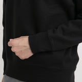 リサイクルスビンスウェットシャツブラックの袖を写したメンズ着用画像