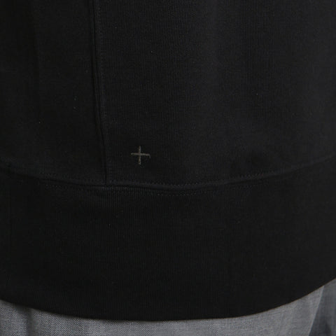 リサイクルスビンスウェットシャツブラックの裾を写したメンズ着用画像