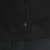 スビンプラチナムミドルスウェットシャツブラックの裾を写したメンズ着用画像