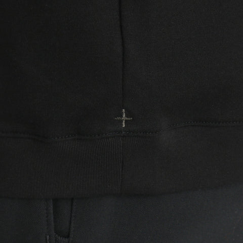 スビンプラチナムミドルスウェットシャツブラックの裾を写したメンズ着用画像