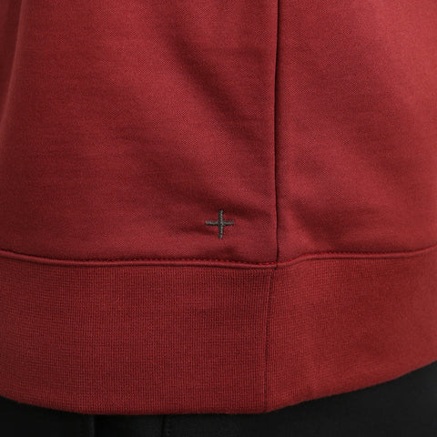 スムーステリースウェットシャツクランベリーの裾を写したメンズ着用画像