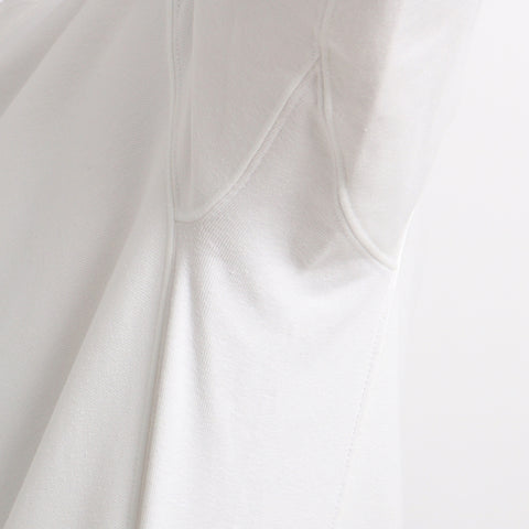 リサイクルスビンスウェットシャツオフホワイトのアームホールを写したメンズ着用画像