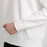 リサイクルスビンスウェットシャツオフホワイトの袖を写したメンズ着用画像