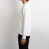 リサイクルスビンスウェットシャツオフホワイトの側面を写したメンズ着用画像