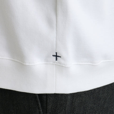 スビンプラチナムミドルスウェットシャツホワイトの裾を写したメンズ着用画像
