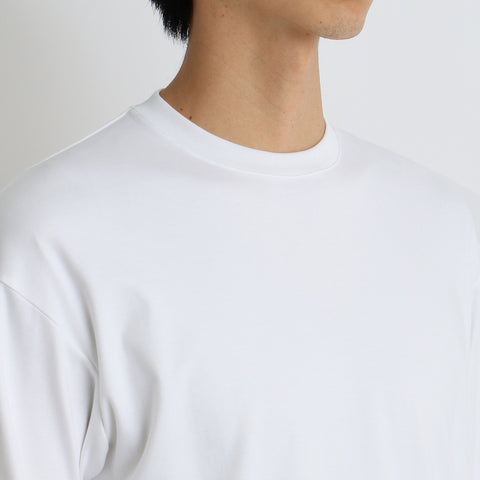 スビンプラチナムミドルスウェットシャツホワイトの首まわりを写したメンズ着用画像