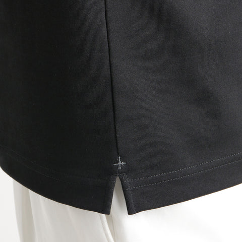 ハイブリッドコットンテーラードTシャツブラックの裾を写したメンズ着用画像
