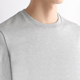 ハイブリッドコットンテーラードTシャツグレーの首まわりを写したメンズ着用画像