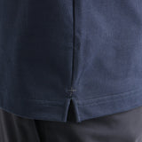 ハイブリッドコットンテーラードTシャツネイビーの裾を写したメンズ着用画像