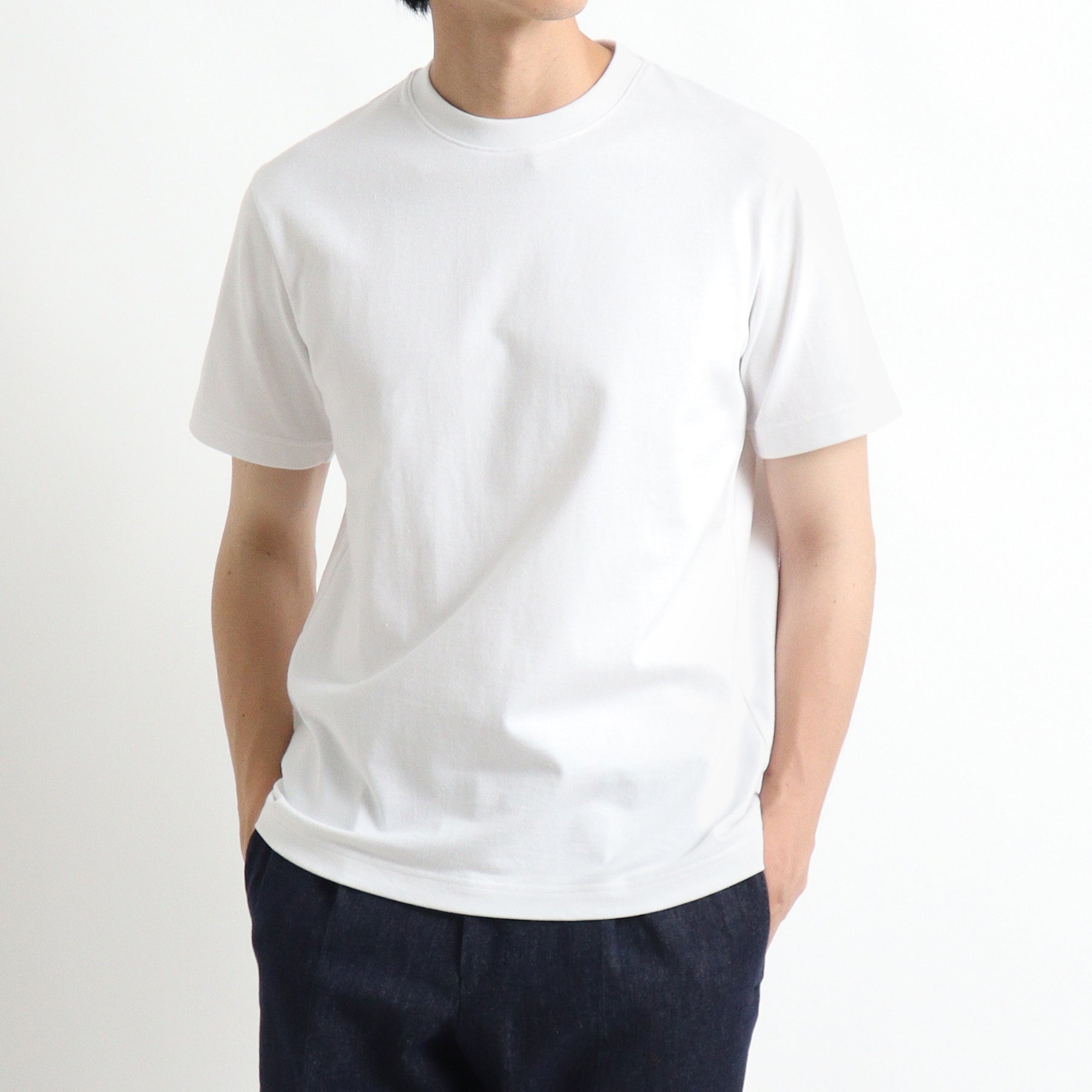 リサイクルスビンTシャツホワイトのメンズ着用画像2