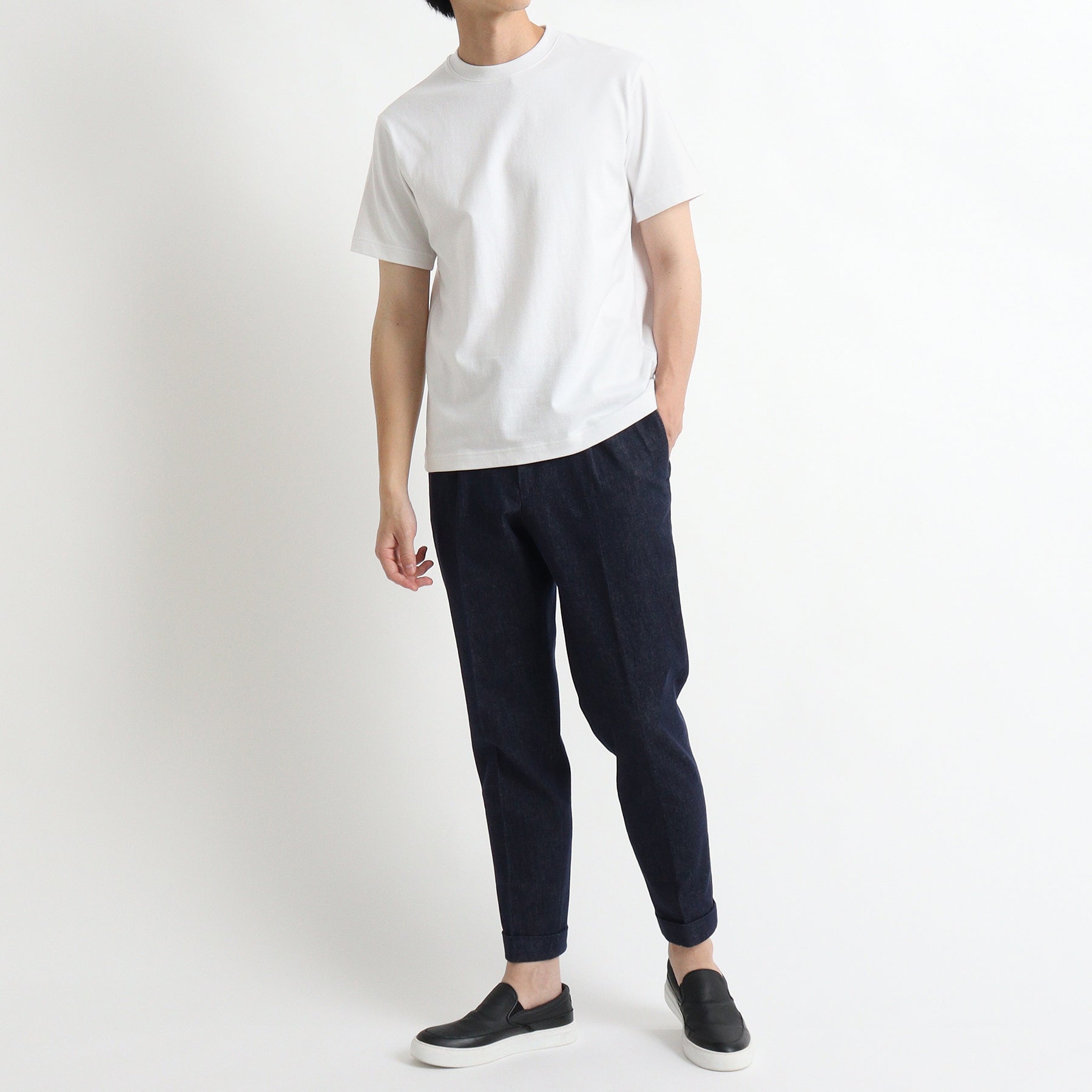 リサイクルスビンTシャツホワイトとパンツのメンズ着用画像1