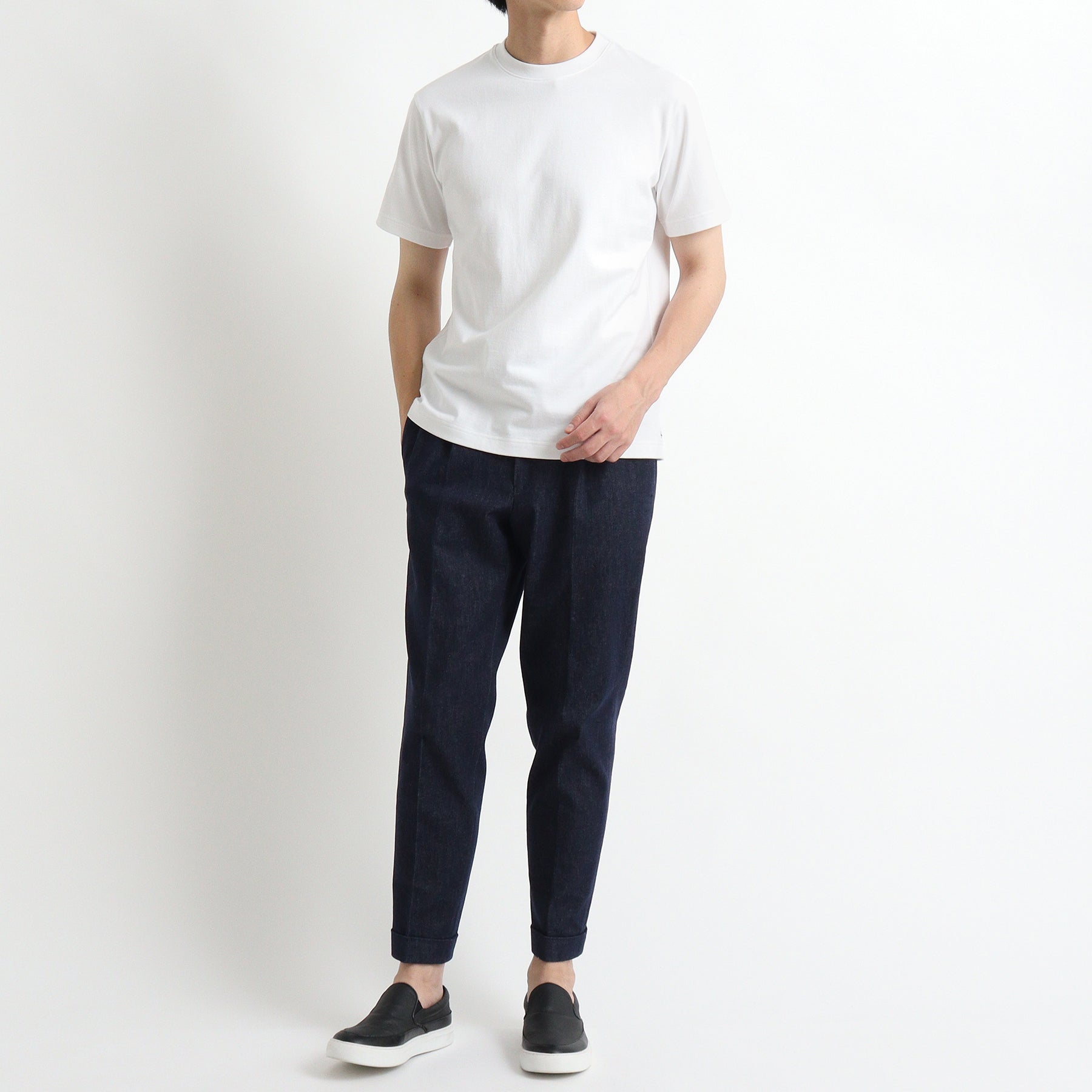 リサイクルスビンTシャツホワイトとパンツのメンズ着用画像2