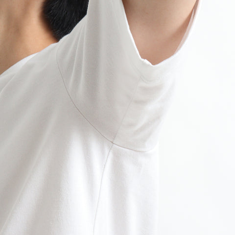 リサイクルスビンTシャツホワイトのアームホールを写したメンズ着用画像