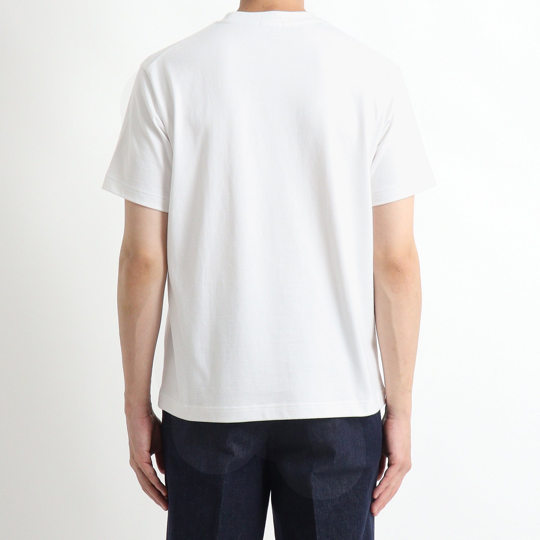 リサイクルスビンTシャツホワイトの背面を写したメンズ着用画像