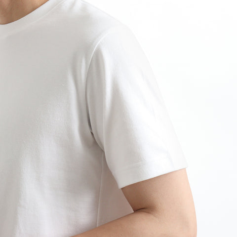 リサイクルスビンTシャツホワイトの袖を写したメンズ着用画像