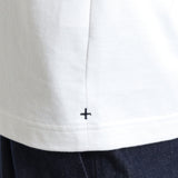 リサイクルスビンTシャツホワイトの裾を写したメンズ着用画像