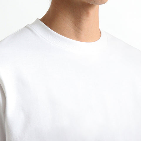 リサイクルスビンTシャツホワイトの首まわりを写したメンズ着用画像