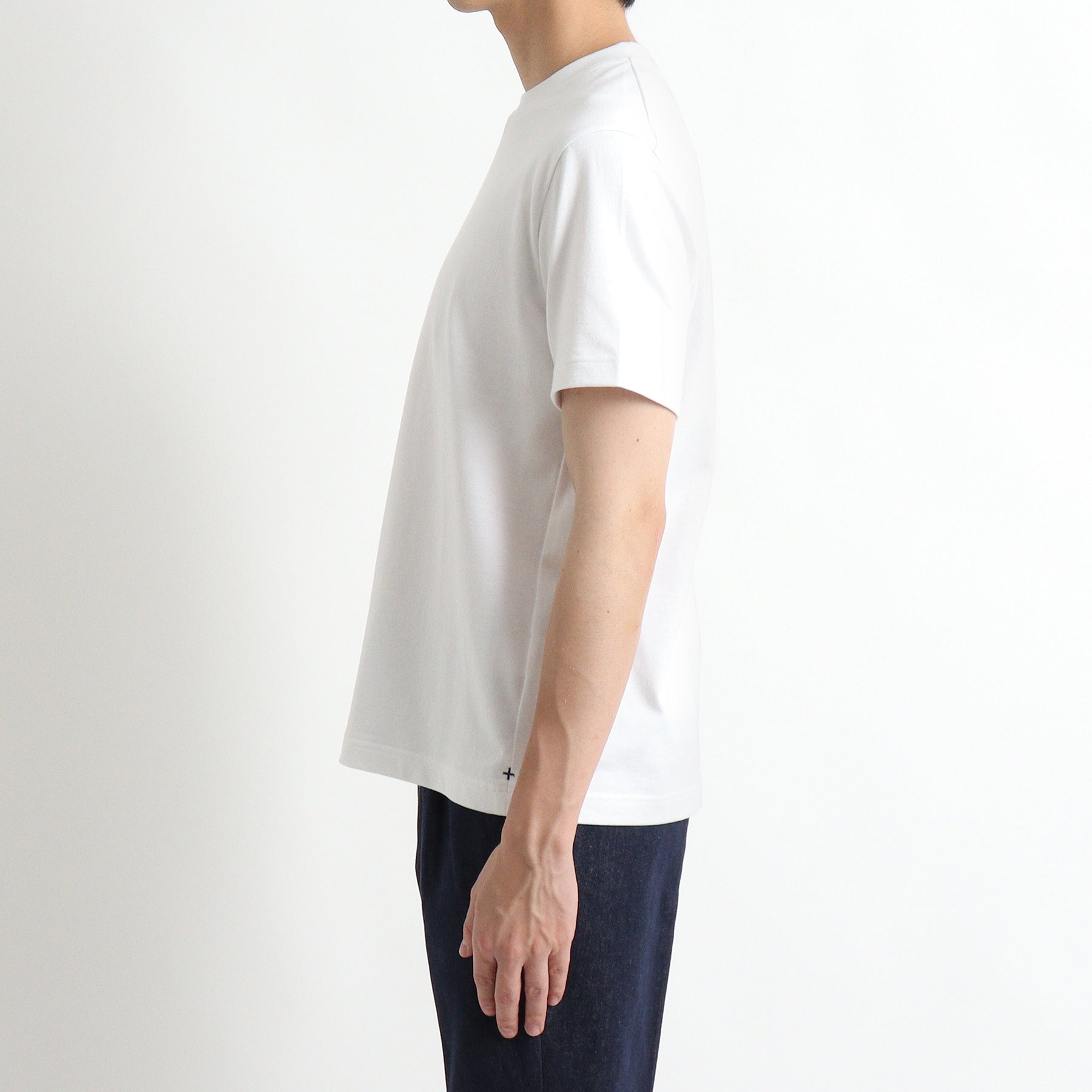 リサイクルスビンTシャツホワイトの側面を写したメンズ着用画像