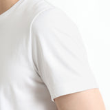 ハイブリッドコットンテーラードTシャツホワイトの袖を写したメンズ着用画像
