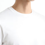 ハイブリッドコットンテーラードTシャツホワイトの首まわりを写したメンズ着用画像