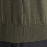 スビンプラチナムタートルネックニットオリーブの裾を写したメンズ着用画像