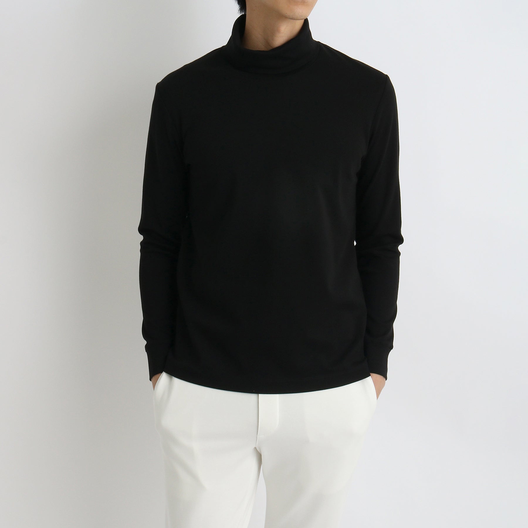 スビンプラチナムタートルネックロングスリーブTシャツブラックのメンズ着用画像1
