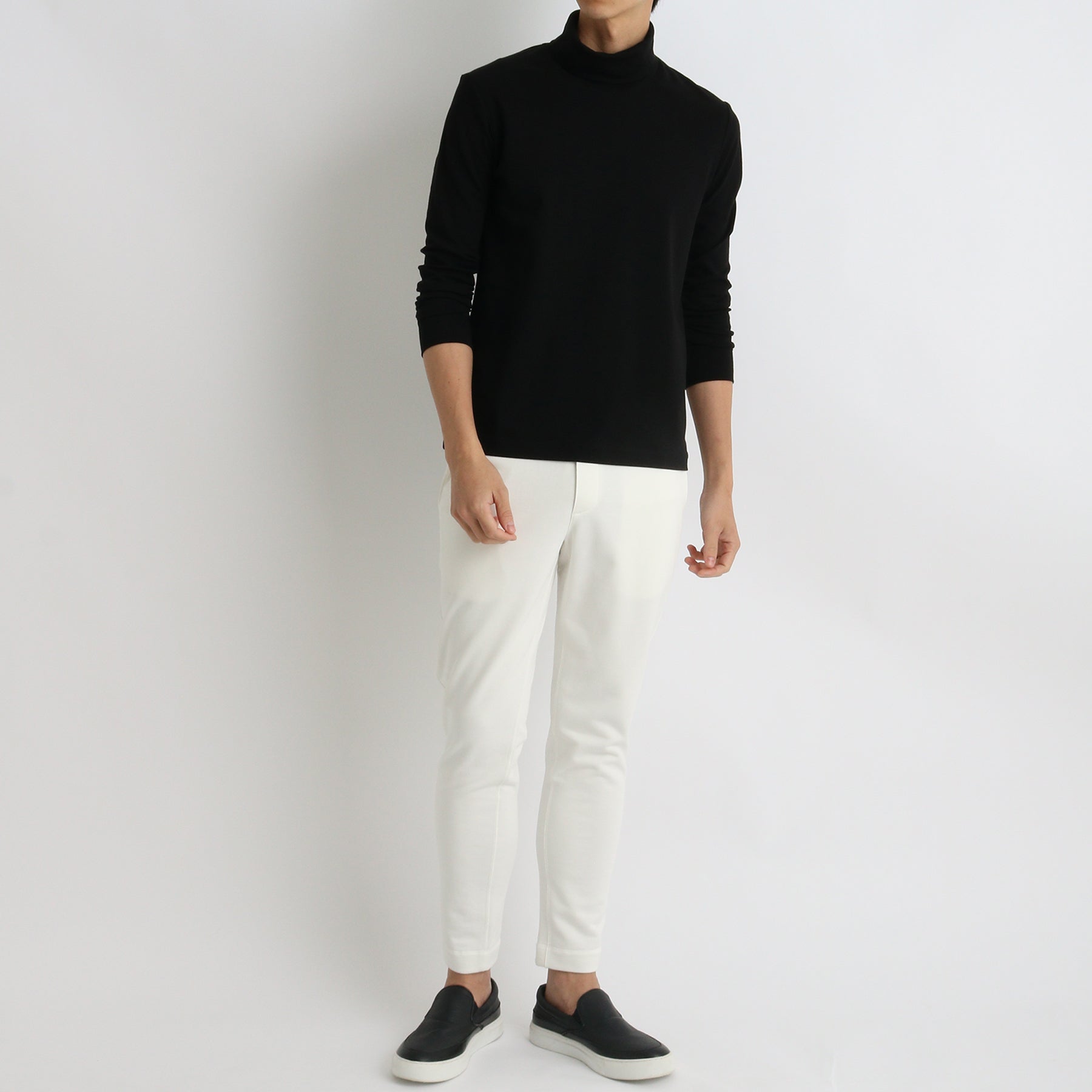 スビンプラチナムタートルネックロングスリーブTシャツブラックとパンツのメンズ着用画像3