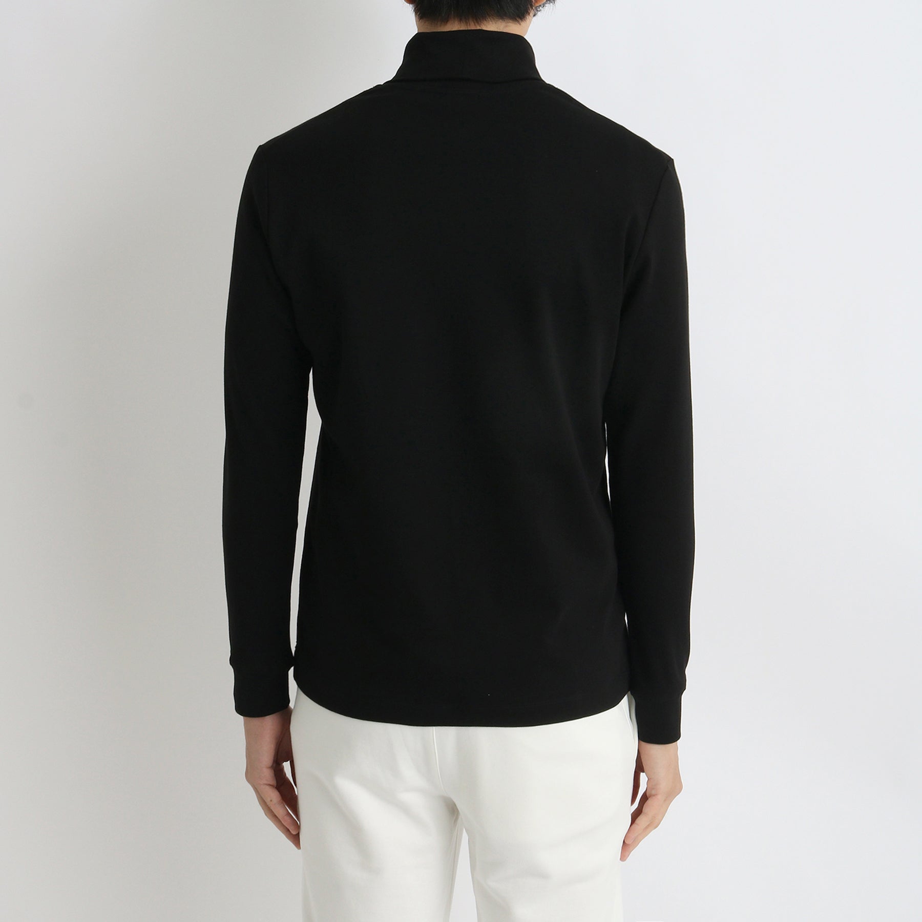 スビンプラチナムタートルネックロングスリーブTシャツブラックの背面を写したメンズ着用画像