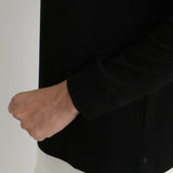 スビンプラチナムタートルネックロングスリーブTシャツブラックの袖を写したメンズ着用画像