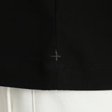 スビンプラチナムタートルネックロングスリーブTシャツブラックの裾を写したメンズ着用画像