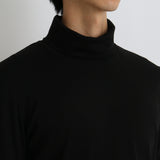 スビンプラチナムタートルネックロングスリーブTシャツブラックの首まわりを写したメンズ着用画像
