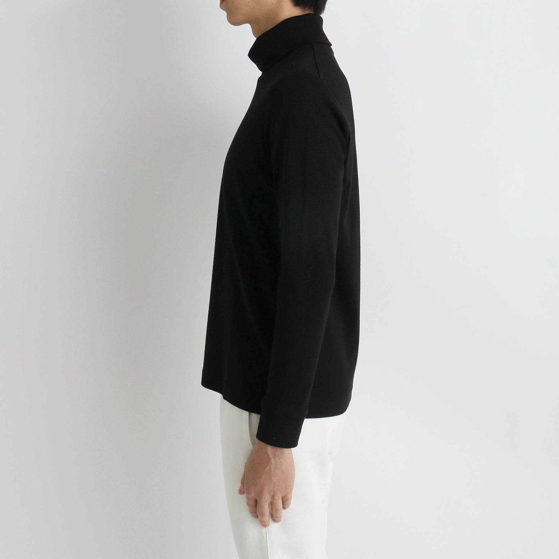 スビンプラチナムタートルネックロングスリーブTシャツブラックの側面を写したメンズ着用画像